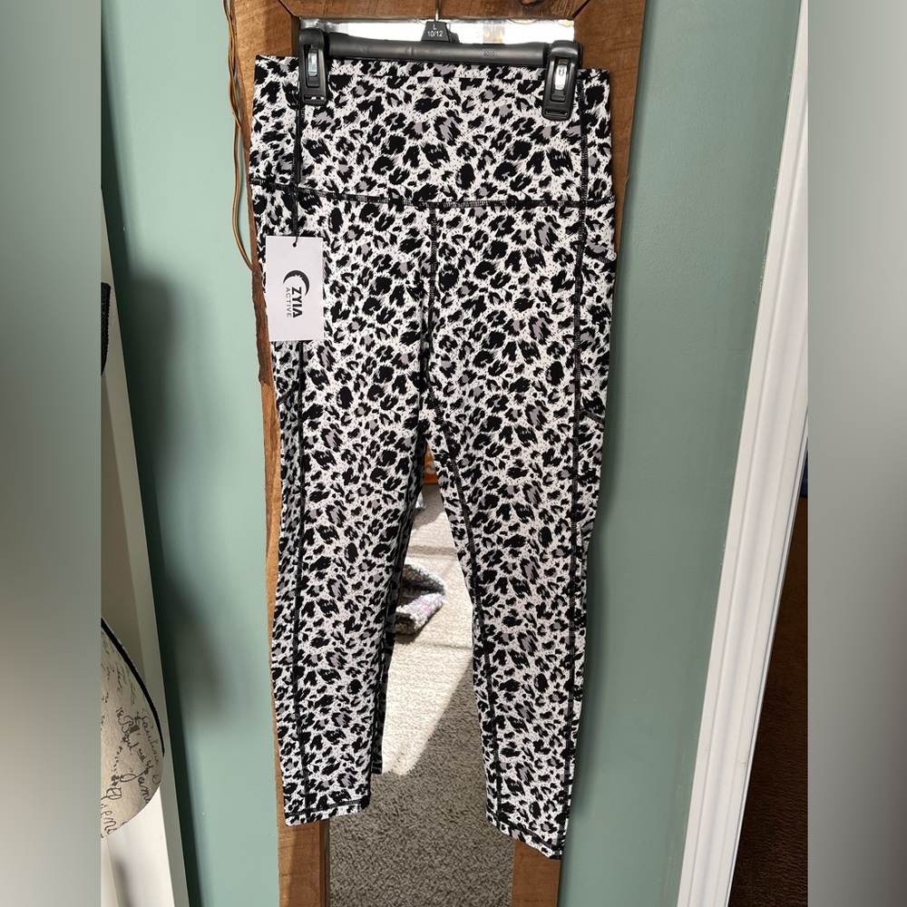 NWT!!! Snow Leopard Pocket Brilliant Hi-Rise 7/8 24" (8-10)